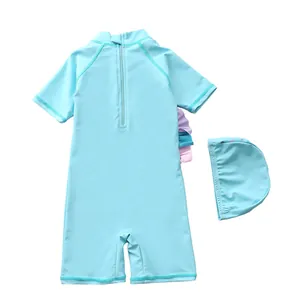 Vue détaillée du maillot de bain bleu clair pour bambin avec volants et bonnet