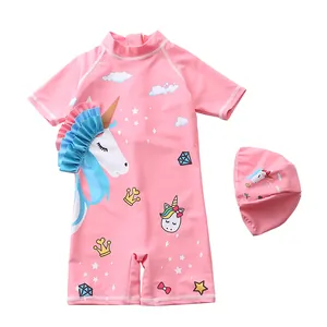 Détail du maillot de bain rose pour fille avec crinière licorne 3D et bonnet de bain assorti
