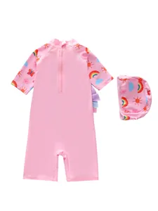 Détail du maillot de bain rose pour enfant avec motifs arc-en-ciel et bords à volants