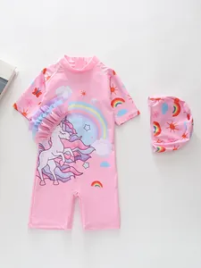 Détail du maillot de bain rose pour fille avec motifs licorne et arc-en-ciel et bonnet assorti