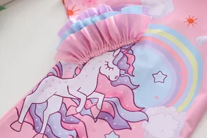 Détail de licorne et arc-en-ciel sur maillot de bain rose enfant avec col à volants