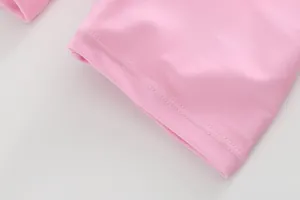 Détail de la manche du maillot de bain rose avec couture à double aiguille renforcée