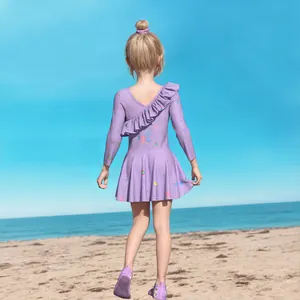 Vista posteriore costume intero a maniche lunghe viola per bambina con volant e stampe