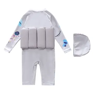 Detail van drijvend zwempak voor jongens met astronautenpatronen en drijvende blokken