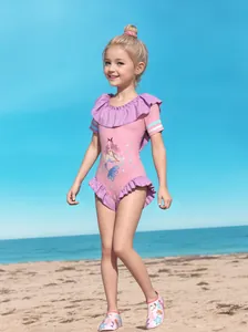 Détail du maillot de bain rose pour fille avec volants et imprimé sirène à la plage