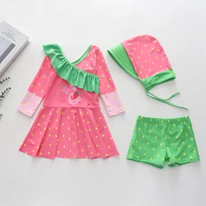 Set costume da bagno rosa per bambina 3 pezzi con cuffia e disegno a cartoni