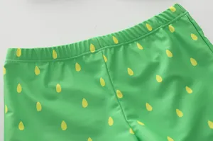 Dettaglio ravvicinato della vita elastica su costume da bagno verde a pois per bambine