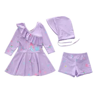 Dettaglio costume da bagno 3 pezzi viola da bambina con maniche lunghe e stampa sirena