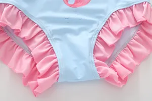 Détail du maillot de bain pour filles avec doubles volants roses et motifs marins
