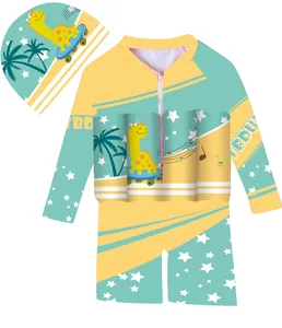 Detail van drijvend zwempak voor kinderen met rits, girafprint en bijpassende badmuts