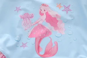 Gros plan du maillot bleu ciel avec motif de sirène dessinée et étoiles de mer roses
