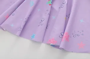 Dettaglio del tessuto del costume viola chiaro con stampe di pesci oceanici e stelle marine