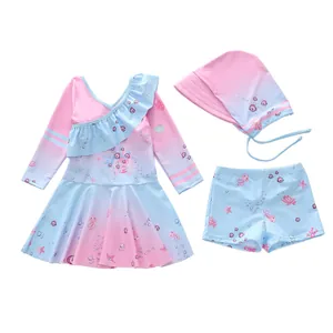 Dettaglio del costume da bagno a maniche lunghe sfumato rosa e blu con volant e motivi marini