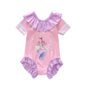 Détail d'un maillot de bain fille rose avec imprimé sirène et volants lilas