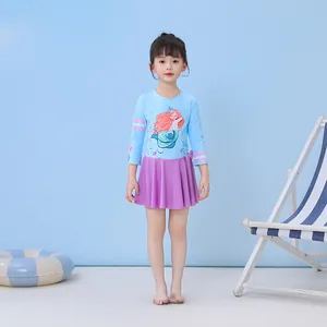 Détail du maillot de bain manches longues anti-UV avec imprimé sirène et jupe violette