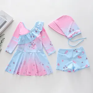 Dettaglio flat lay del costume da bagno tre pezzi da bambina con stampa di meduse