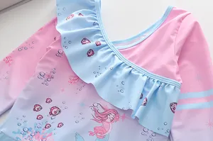 Dettaglio costume da bagno bambina con sfumature di colore e stampe marine