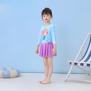 Détail du maillot de bain manches longues pour fille avec motif sirène et noeud