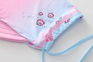 Dettaglio del costume da bagno bimba sfumato con stampe marine e cartoni animati
