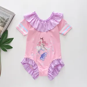 Détail d'un maillot de bain rose pour fille avec sirène, volants et rayures