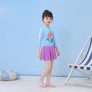 Détail d'un maillot de bain sirène pour enfants à manches longues avec des volants