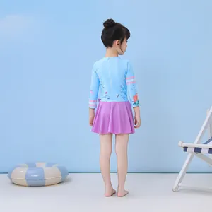 Détail du maillot de bain une pièce à manches longues pour filles avec motif sirène