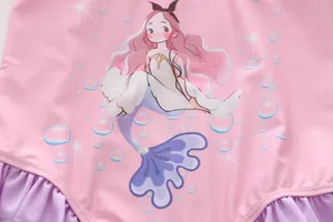 Détail du maillot de bain rose pour fille avec imprimé sirène et ourlet à volants