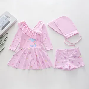 Dettaglio costume da bagno sirena bambina con maniche lunghe, gonna a balze e cuffia