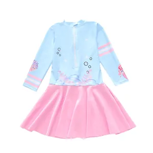 Détail de maillot de bain fille à manches longues avec motifs sirène et jupe plissée