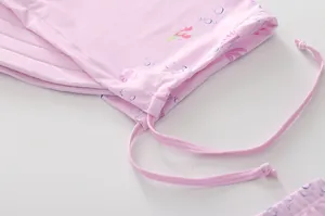 Dettaglio del costume rosa con stampa di aragoste e design con coulisse in vita