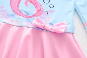Détail du maillot de bain une pièce fille avec imprimé sirène et nœud rose