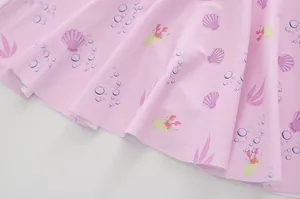 Dettaglio del tessuto rosa con granchi, conchiglie e motivi a tema oceanico