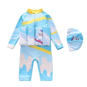 Detail van blauw kinderzwempak met ijsbeerprint en ingebouwde drijfvlakken voor veiligheid