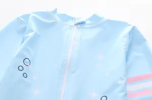 Vue détaillée du col du maillot de bain bleu clair avec fermeture éclair et motifs d'étoiles