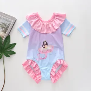 Détail de l'imprimé sirène sur le maillot de bain dégradé rose et violet pour enfants