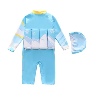 Detail van drijvend zwempak voor jongens met rugdrijfvermogen en blauw sneeuwpatroon