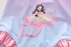 Détail de l'imprimé sirène et volant rose sur le maillot de bain violet enfant