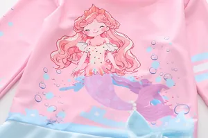 Détail du maillot de bain rose à manches longues pour filles avec motif sirène coloré