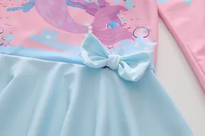Détail d'un maillot de bain sirène pour filles avec nœud bleu et motifs de conte
