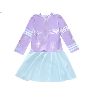 Détail du maillot de bain enfant à manches longues avec motifs sirène et fermeture éclair au dos
