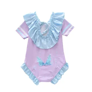 Détail du maillot de bain violet pour fille avec imprimé corail et volants bleus