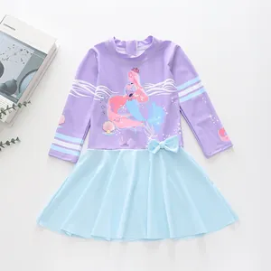 Détail d'un maillot de bain manches longues pour fille avec motif sirène et nœud bleu