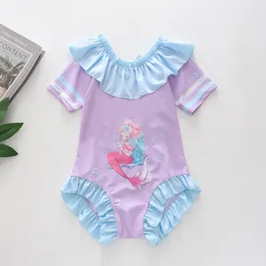 Détail d'un maillot de bain fille une pièce avec motif sirène et volants bleu ciel