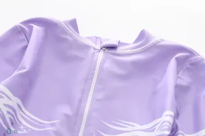 Détail du maillot de bain violet pour fille avec zip au dos et motifs vagues