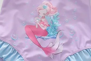 Détail de l'imprimé sirène et bord volanté bleu sur maillot de bain violet enfant