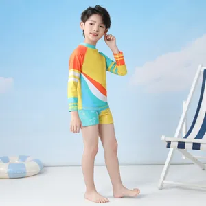 Kinder Langarm-Schwimmset mit buntem Patchwork-Oberteil und blauer Badehose für Jungen