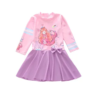 Détail du maillot de bain fille à manches longues avec imprimé sirène et nœud