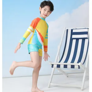 Zweiteilige langärmlige Kinderbadebekleidung mit kräftigem Colorblocking und Streifen