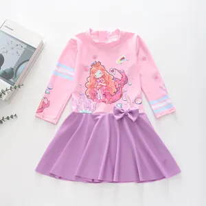 Détail du maillot de bain manches longues pour fille avec motif sirène et jupe plissée