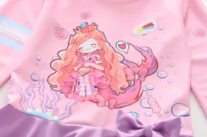 Détail du maillot de bain rose pour fille avec motif sirène et nœud papillon violet